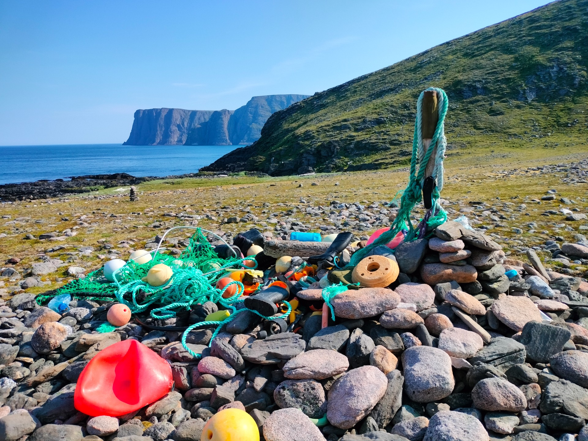 Muoviroskat rannalla